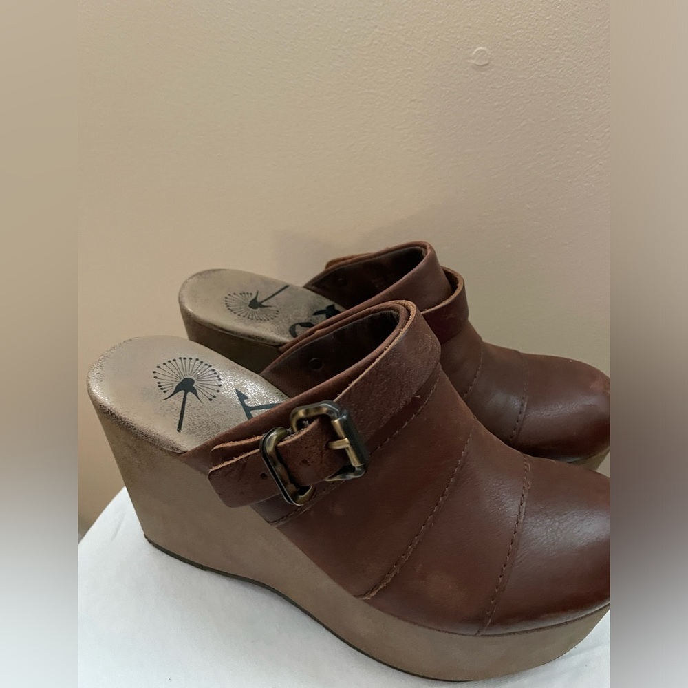 Otot Wedge Shoes